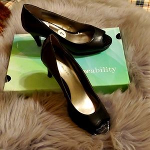 Black peephole pumps